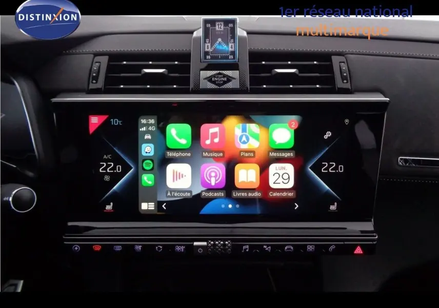 Tableau de bord du DS7 Crossback E-TENSE 2021 avec écran tactile central affichant Apple CarPlay et horloge analogique au centre.