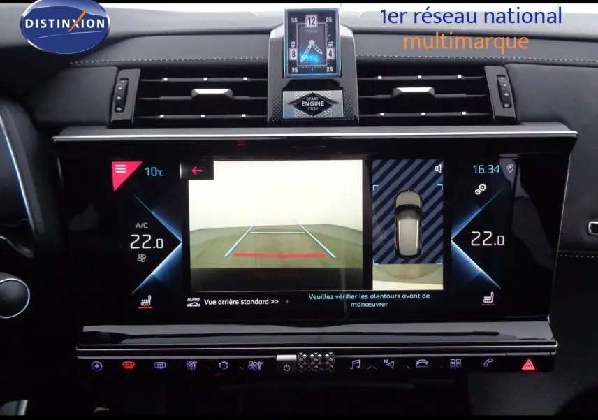 Tableau de bord du DS7 Crossback E-TENSE 2021 avec écran tactile affichant la caméra de recul et horloge digitale.
