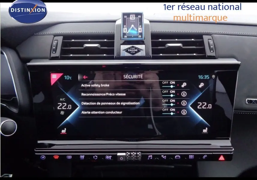 Vue rapprochée de l’écran tactile central du DS7 Crossback bleu encre, affichant les réglages de sécurité et la température à 22°C.