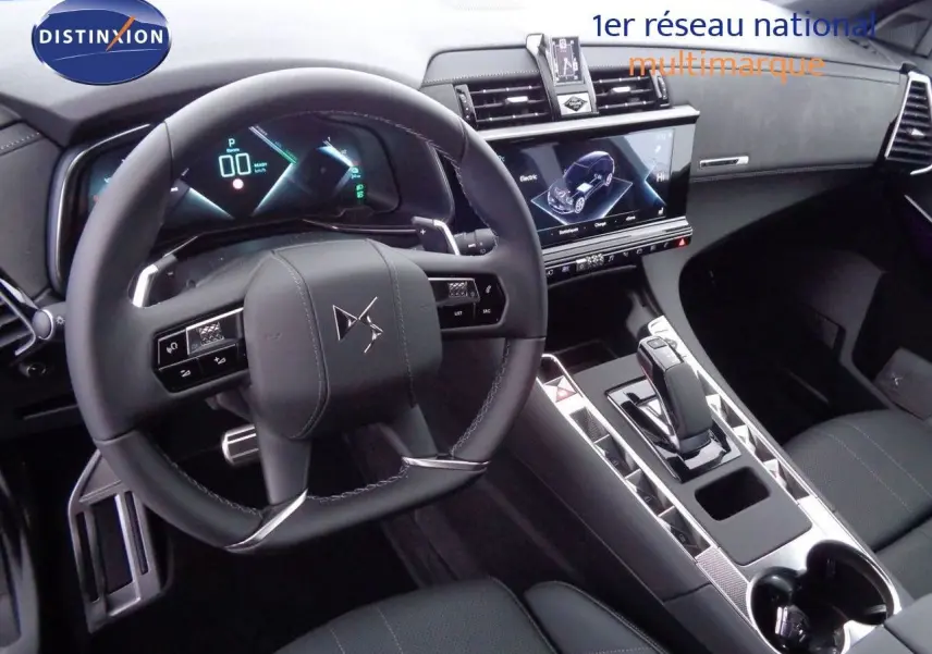 Vue intérieure du poste de conduite du DS7 Crossback E-TENSE 2021, avec volant cuir noir et écran tactile central.