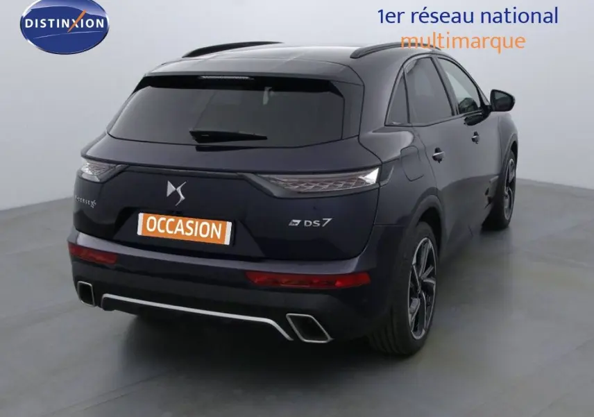 Vue 3/4 arrière d'un DS7 Crossback bleu encre métal avec feux LED et double sortie d'échappement intégrée.