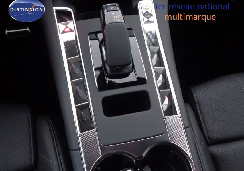 Vue rapprochée de la console centrale du DS7 Crossback E-TENSE 2021 avec levier de vitesses et sièges cuir noir.