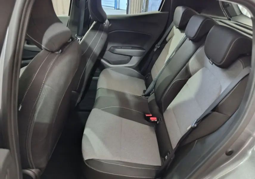 Vue intérieure côté droit des sièges arrière bi-matière gris clair et noir de la Renault Clio Evolution Blue dCi 100 de 2025.