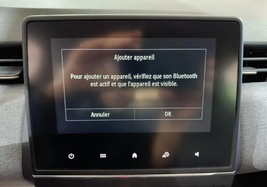Écran tactile central de la Renault Clio gris clair affichant une invite Bluetooth pour ajouter un appareil.