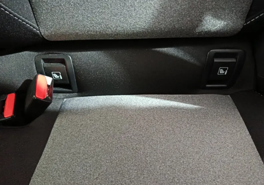 Détail de la banquette arrière grise de la Renault Clio Evolution Blue dCi 100, avec attaches Isofix visibles.