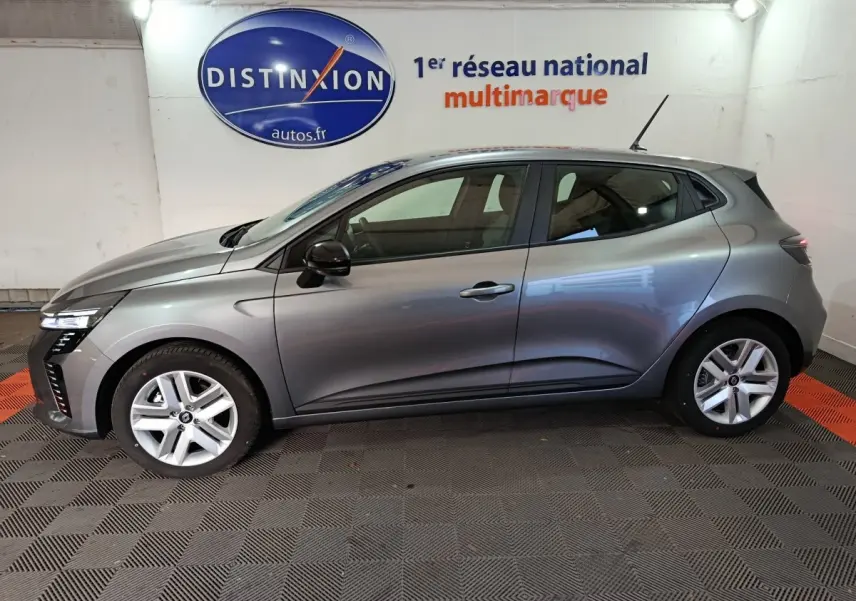 Profil droit d'une Renault Clio gris clair 2025 Evolution Blue dCi 100, avec jantes alliage et feux LED avant visibles.