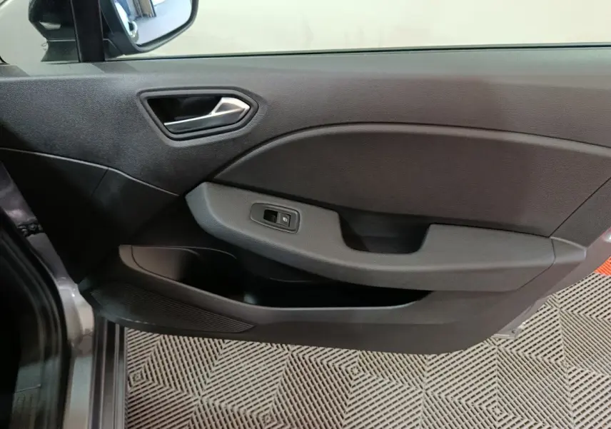 Vue intérieure du panneau de porte avant gauche gris foncé de la Renault Clio Evolution Blue dCi 100 de 2025.