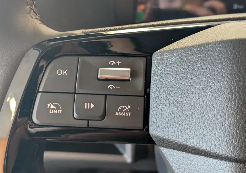 Gros plan sur les commandes de régulateur de vitesse au volant du Citroën Jumpy Cabine Approfondie gris titane 2026.