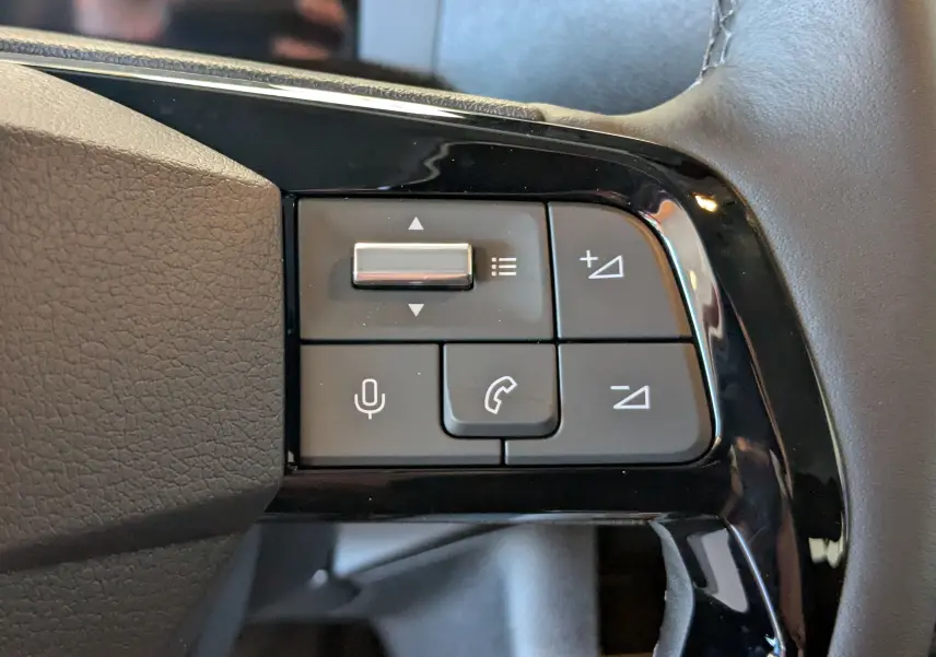 Gros plan sur les commandes au volant du Citroën Jumpy Cabine Approfondie 2026 en gris titane, avec boutons multifonctions.