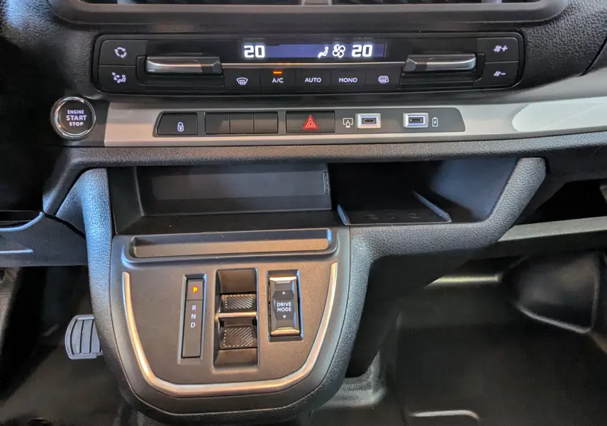 Vue rapprochée de la console centrale du Citroën Jumpy cabine approfondie 2026 avec commandes clim et boîte auto.