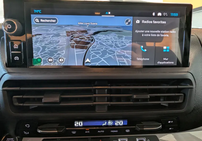 Écran tactile central du Citroën Jumpy Cabine Approfondie 2026 gris titane, affichant navigation et commandes climatisation.