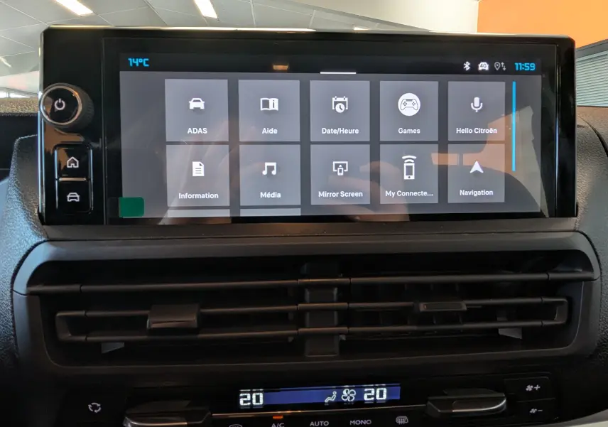 Écran tactile central du Citroën Jumpy Cabine Approfondie 2026 gris titane, vue frontale du tableau de bord intérieur.