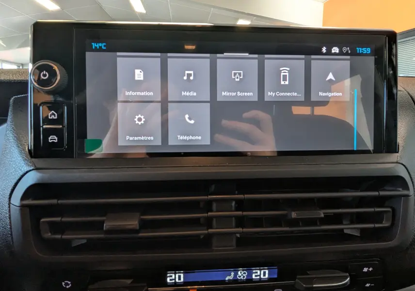 Écran tactile central du Citroën Jumpy Cabine Approfondie 2026 gris titane, affichant le menu multimédia et navigation.