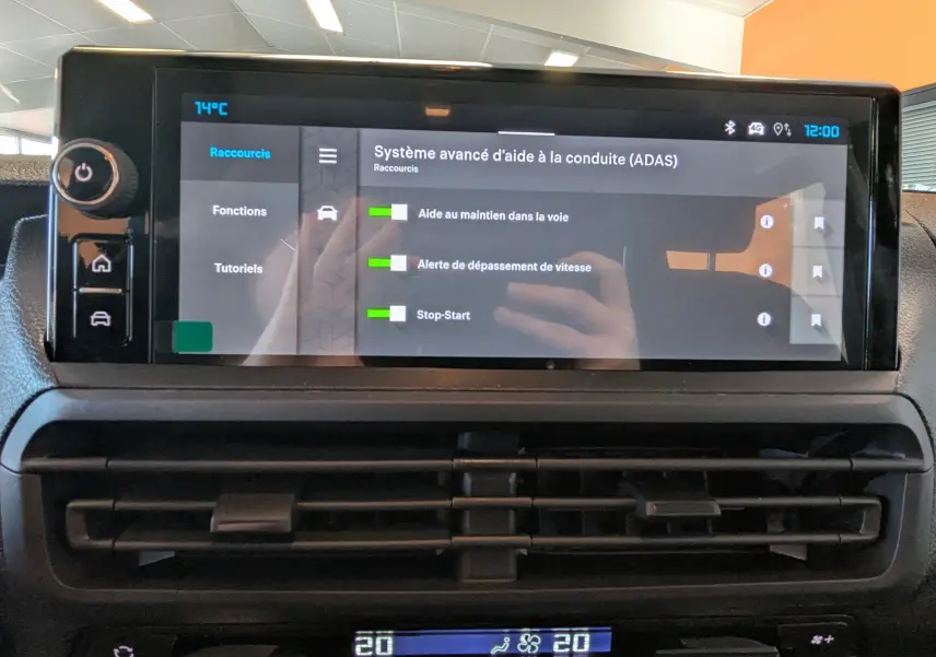 Écran tactile central du Citroën Jumpy gris titane, affichant les aides à la conduite, vue de face rapprochée.