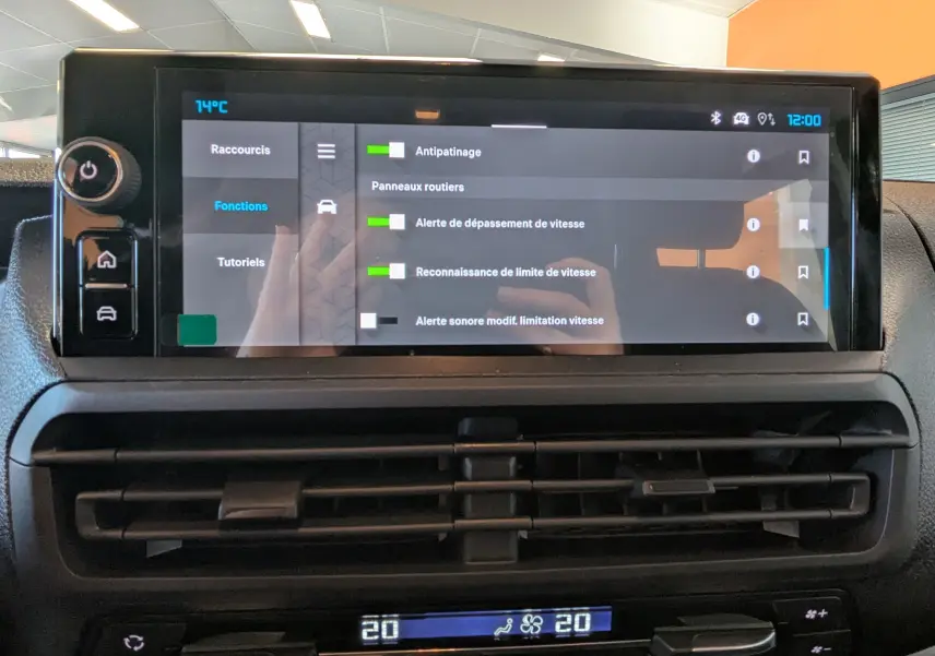 Écran tactile central affichant les réglages d’aide à la conduite du Citroën Jumpy Cabine Approfondie 2026.