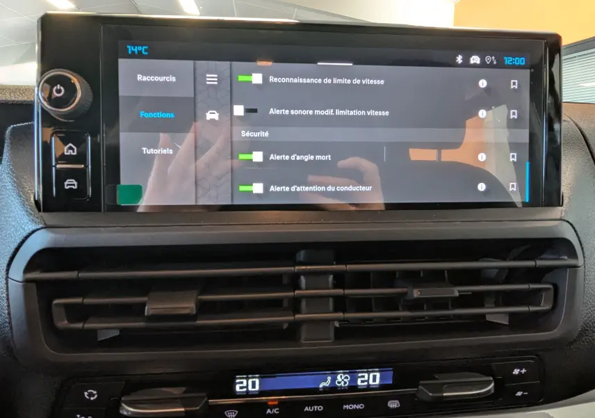 Écran tactile central du tableau de bord du Citroën Jumpy Cabine Approfondie 2026 affichant les réglages d’alerte de sécurité.
