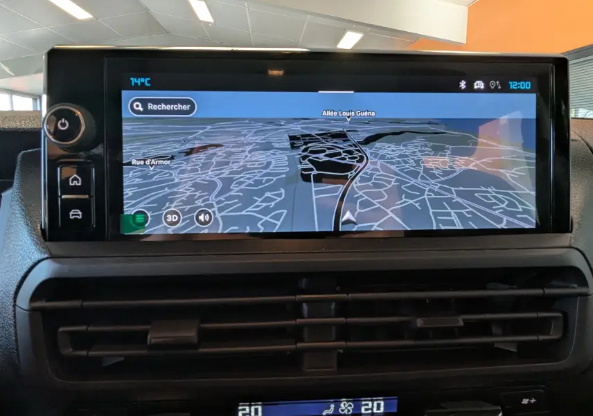 Écran tactile central du Citroën Jumpy Cabine Approfondie 2026 montrant la navigation GPS en intérieur.