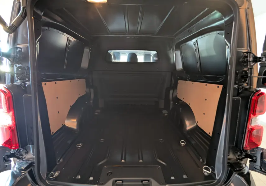 Vue arrière du coffre ouvert du Citroën Jumpy Cabine Approfondie gris titane, montrant l’espace de chargement vide et les panneaux latéraux.