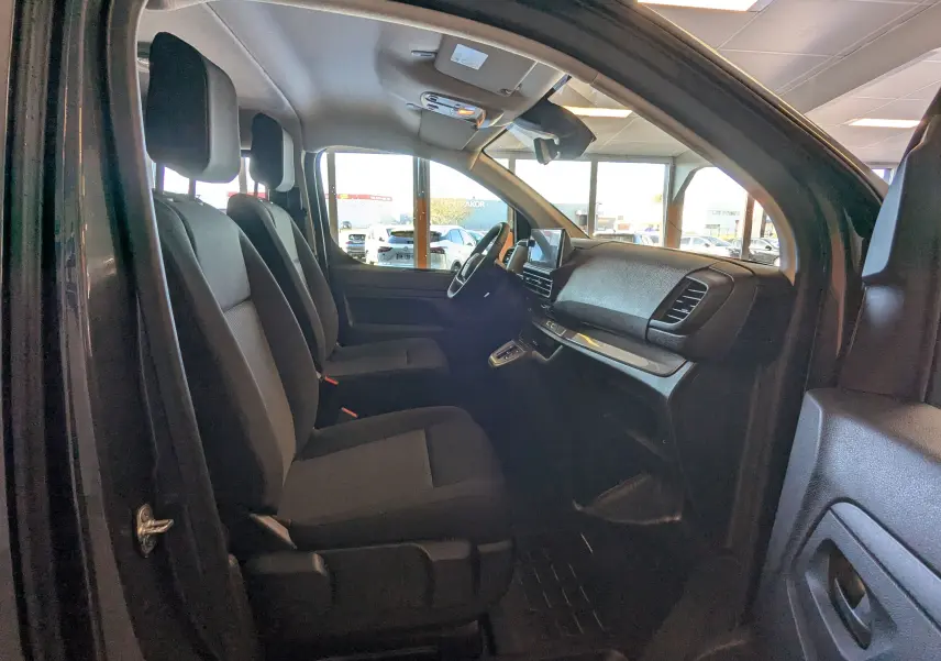Vue intérieure côté gauche du Citroën Jumpy Cabine Approfondie 2026 gris titane, montrant les sièges avant et le tableau de bord.