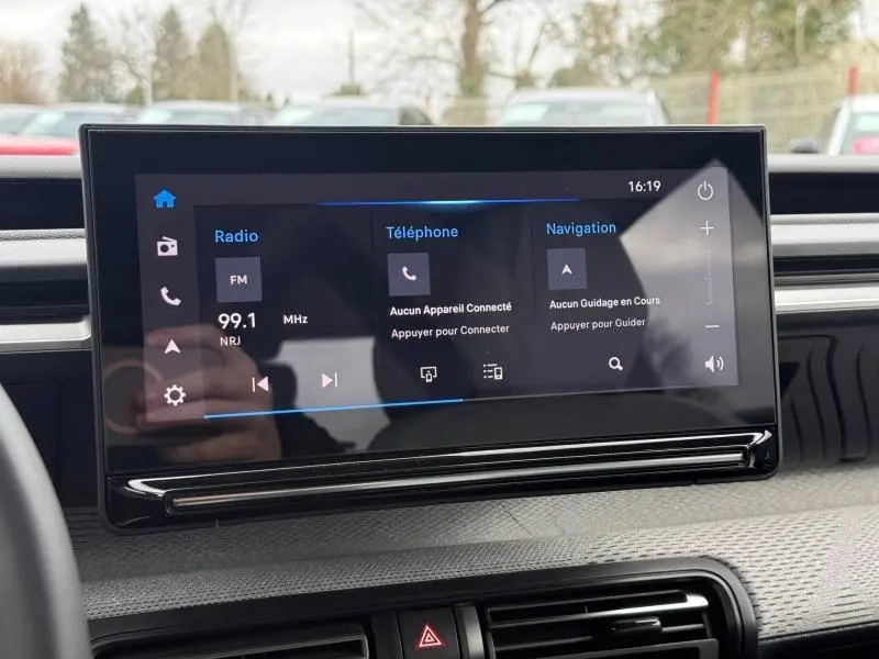 Écran tactile central du tableau de bord de la Citroën C3 électrique 2025, affichant radio, téléphone et navigation.