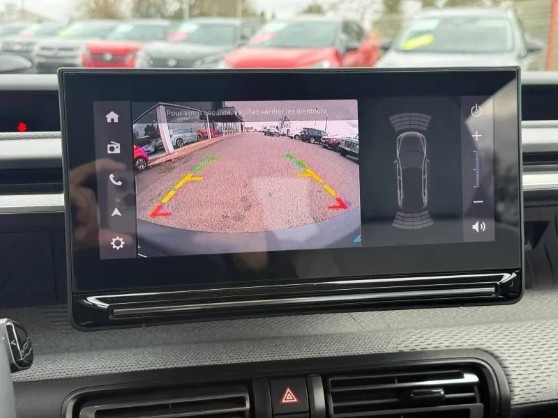 Écran central de la Citroën C3 électrique 2025 montrant la caméra de recul avec guidage coloré et capteurs de stationnement.