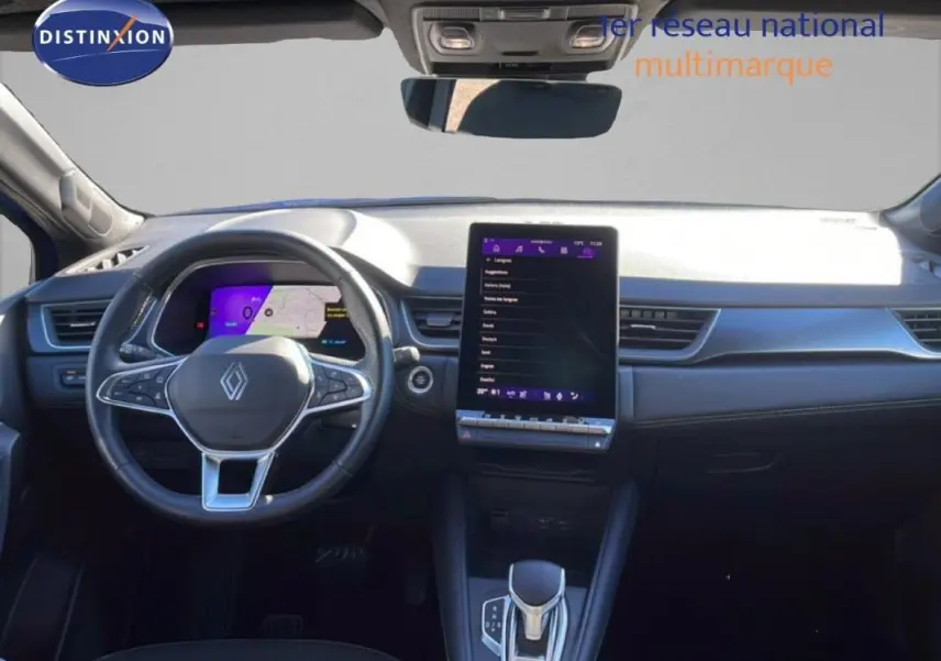 Vue intérieure frontale du tableau de bord de la Renault Symbioz 2025 avec écran tactile vertical et volant cuir noir.