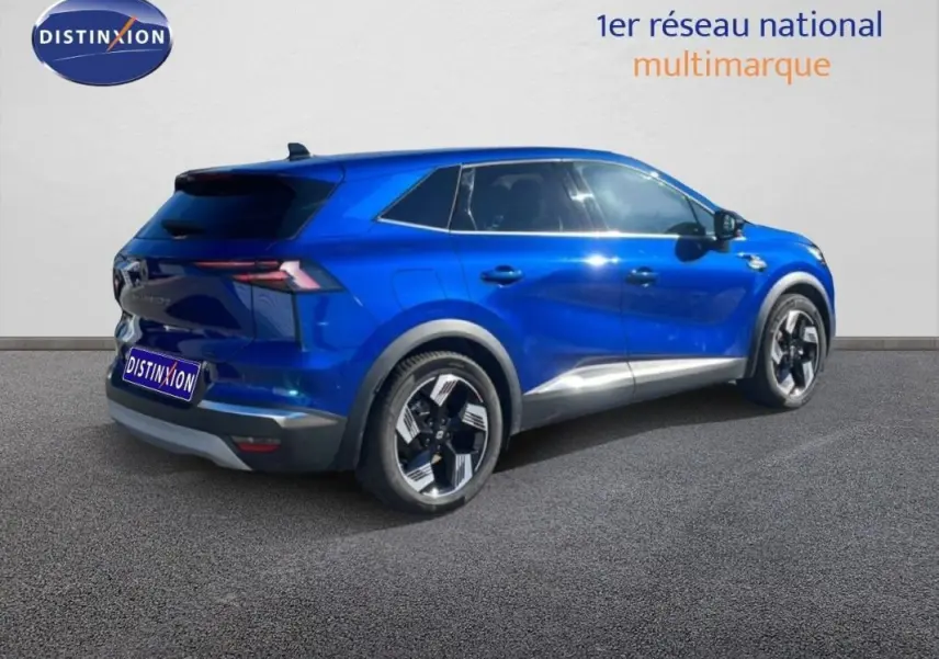 Vue 3/4 arrière droite d’un Renault Symbioz bleu 2025 avec jantes aluminium et feux arrière LED distinctifs.
