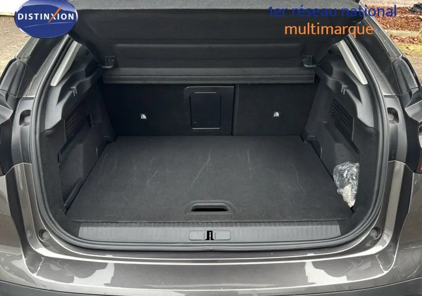 Coffre ouvert vu de l'arrière d'une Citroën C4 gris 2021, montrant un espace de chargement propre et spacieux.