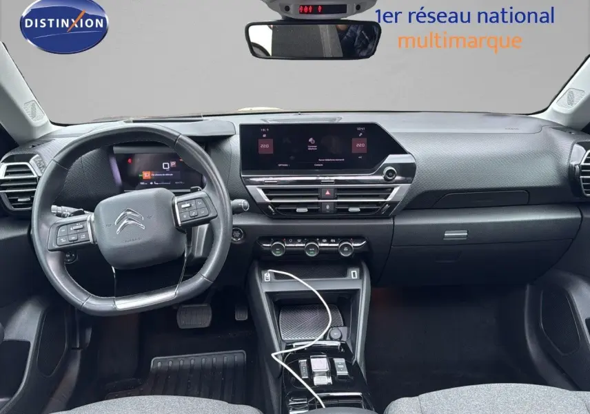 Vue intérieure frontale du tableau de bord gris et noir de la Citroën C4 1.2 PureTech avec écran tactile et volant multifonction.