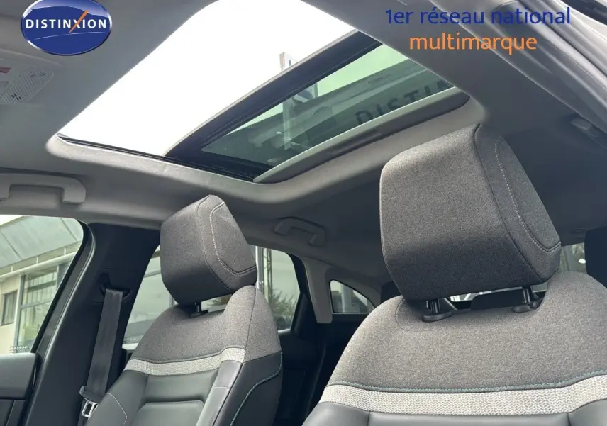 Intérieur de la Citroën C4 2021 gris, vue sur les sièges avant et toit ouvrant panoramique.