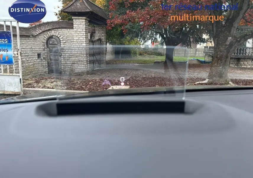 Vue intérieure du tableau de bord de la Citroën C4 gris 2021, avec affichage tête haute transparent en avant.