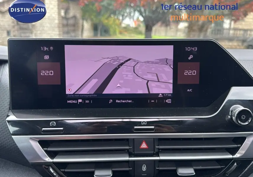 Écran central tactile avec navigation et réglage de la climatisation dans une Citroën C4 gris 2021.
