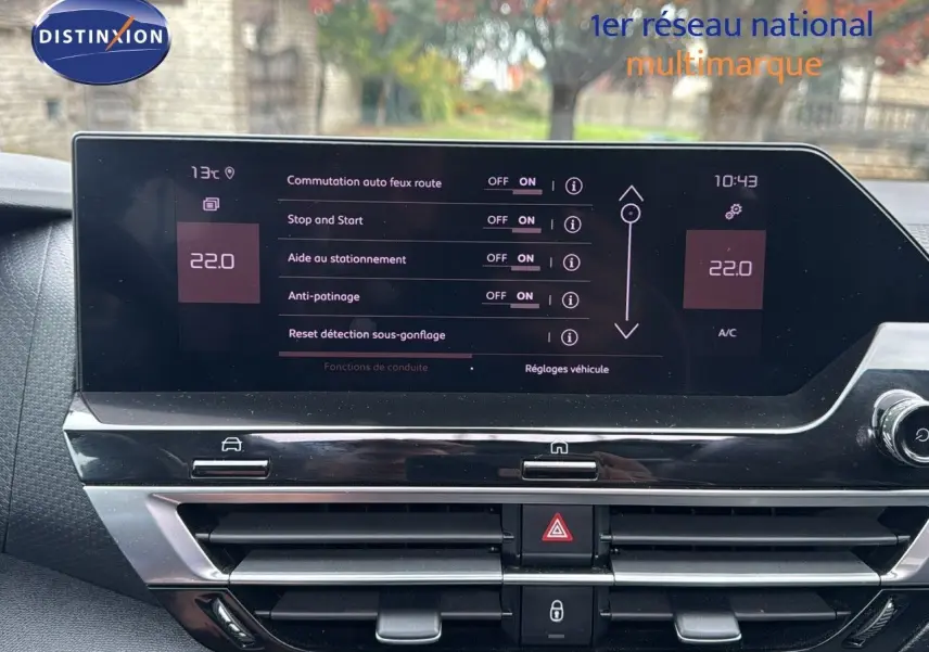 Écran tactile central de la Citroën C4 gris 2021 affichant les réglages d’aide à la conduite et la climatisation.