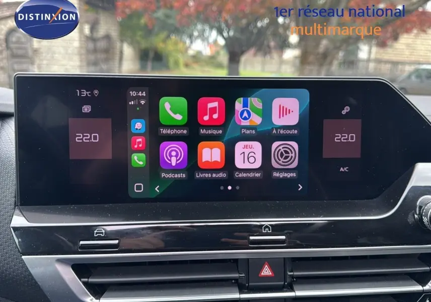 Écran tactile central affichant Apple CarPlay dans l’habitacle d’une Citroën C4 gris, vue de face.