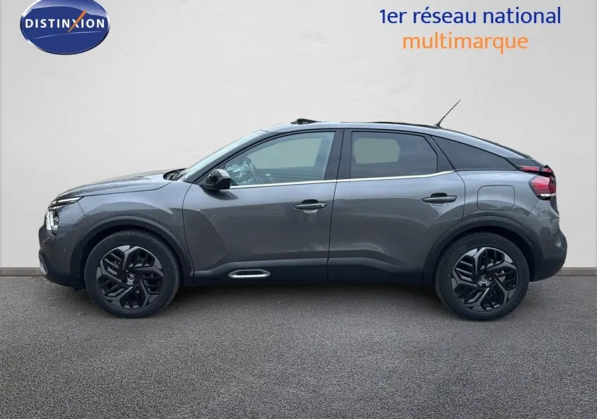 Profil droit d'une Citroën C4 gris métallisé 2021 avec jantes noires et toit noir contrasté.