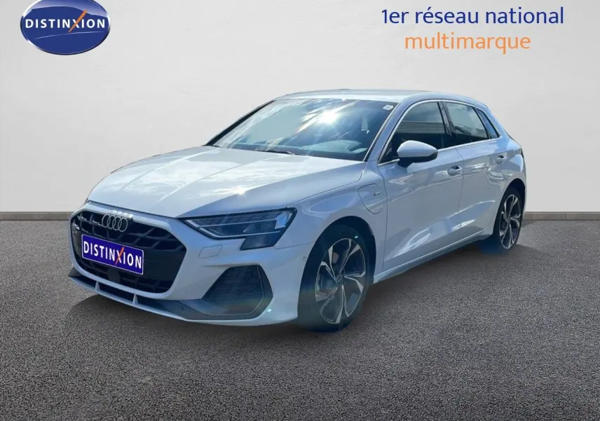 Audi A3 Sportback blanc Ibis en 3/4 avant droit, avec jantes alliage et calandre noire distinctive S-Line.