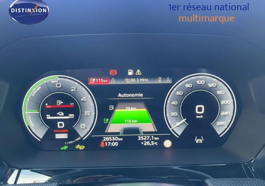 Tableau de bord numérique de l'Audi A3 Sportback blanc, affichant autonomie et compte-tours en vue frontale.
