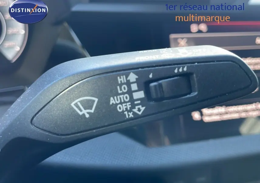 Gros plan sur la commande d’essuie-glace de l’Audi A3 Sportback 2025 hybride rechargeable, intérieur noir.
