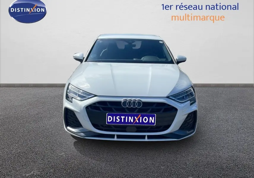 Audi A3 Sportback blanc Ibis vue de face, mettant en valeur la calandre noire et les phares LED distinctifs.