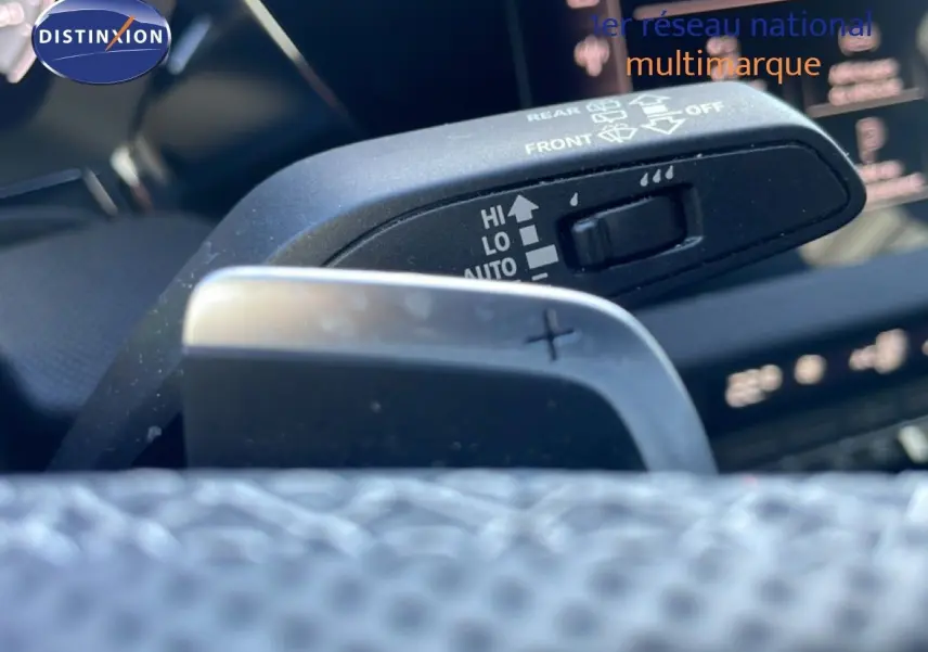 Détail intérieur du levier de commande des essuie-glaces et palette de changement de vitesse sur Audi A3 Sportback 40 TFSIe 2025.