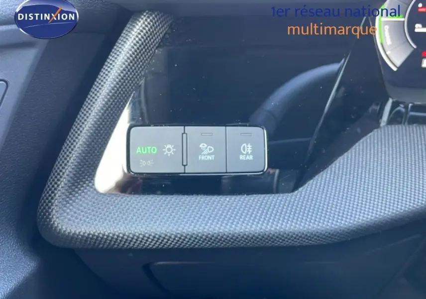 Détail du tableau de bord de l'Audi A3 Sportback blanc ibis 2025, avec commandes d'éclairage automatiques et antibrouillard.