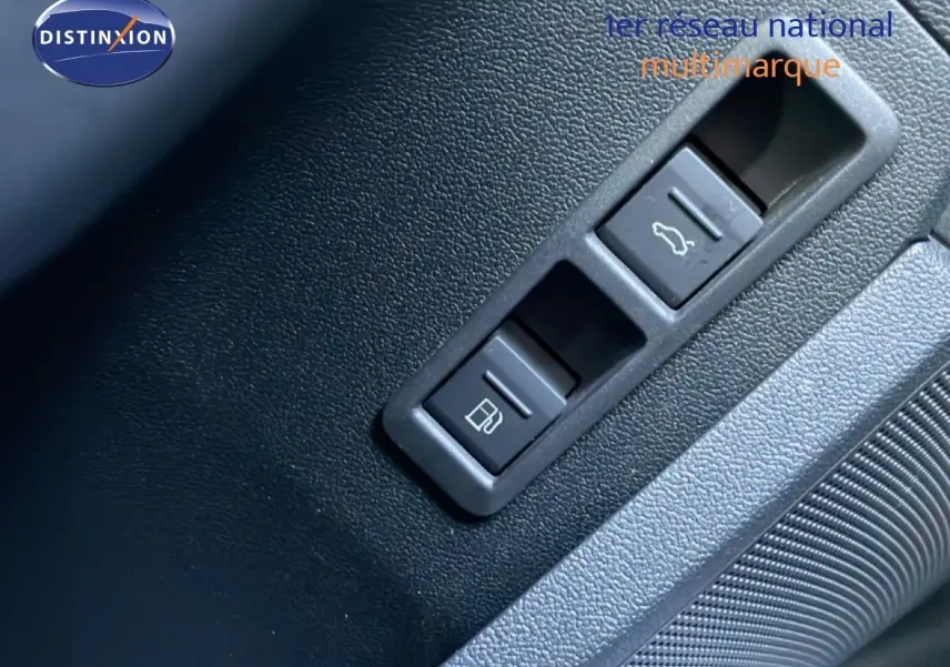 Détail des commandes d’ouverture du coffre et de la trappe à carburant sur Audi A3 Sportback blanc Ibis 2025.