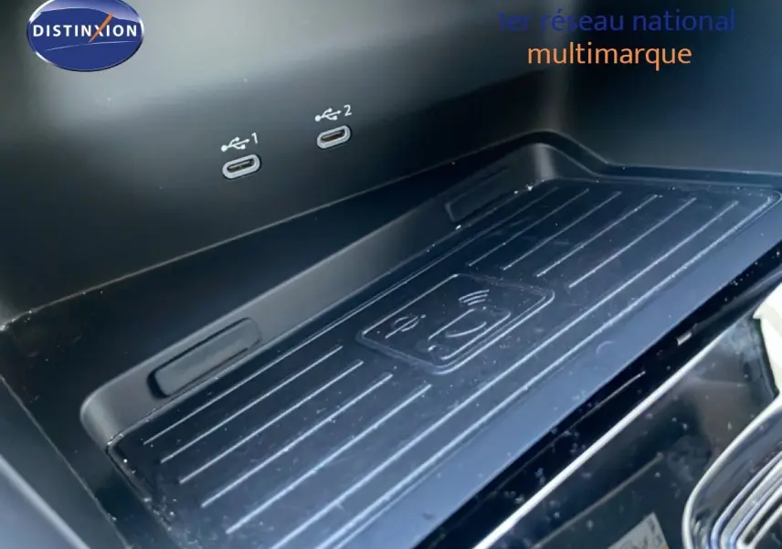 Gros plan sur la zone de recharge sans fil avec ports USB dans l’habitacle de l’Audi A3 Sportback blanc ibis 2025.