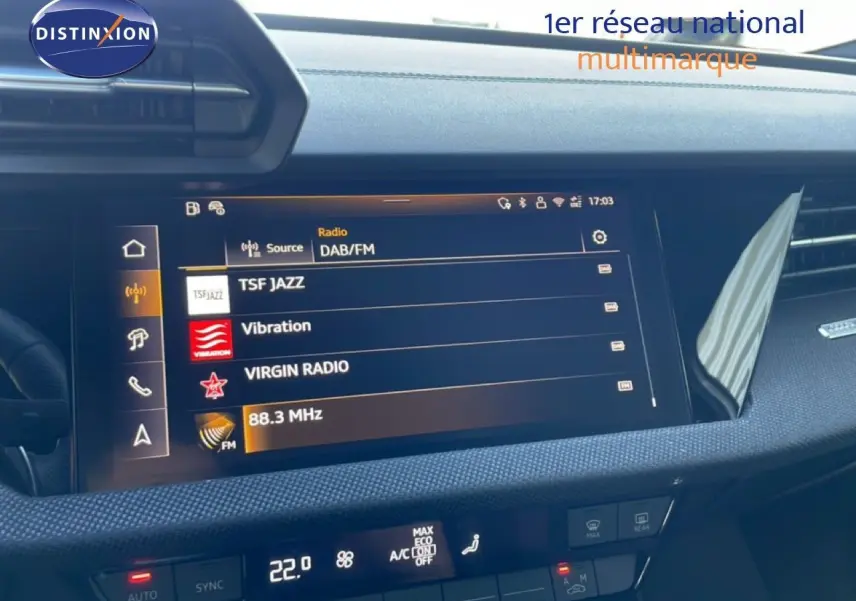 Vue intérieure du tableau de bord de l'Audi A3 Sportback 40 TFSIe 2025 avec écran multimédia et commandes climatisation.