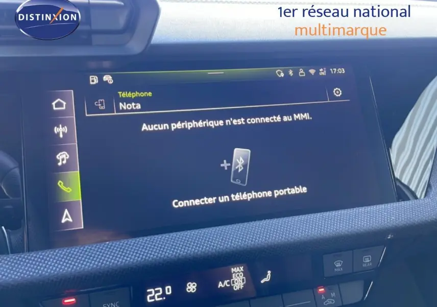 Vue rapprochée de l’écran tactile central de l’Audi A3 Sportback 2025 affichant la connexion Bluetooth pour téléphone.