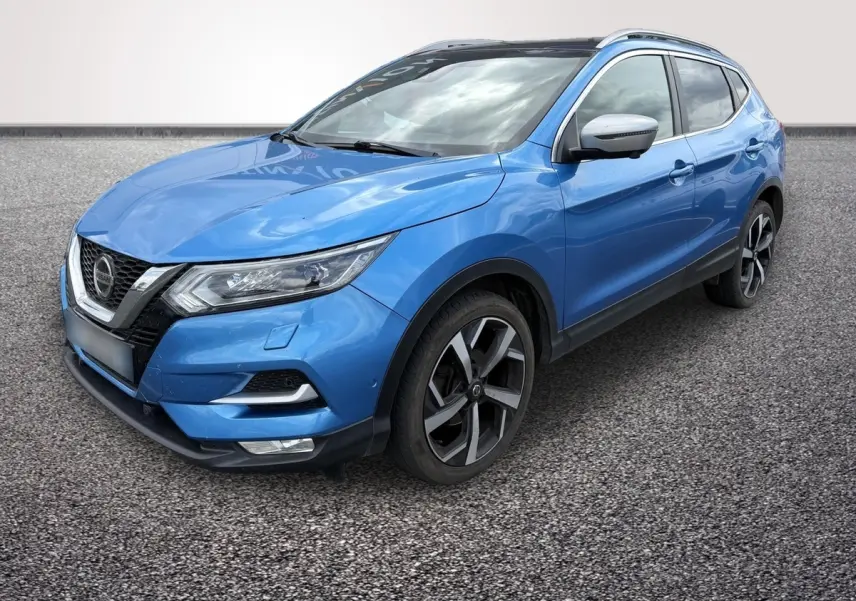 Nissan Qashqai bleu en 3/4 avant droit, avec jantes alliage noires et rétroviseurs argentés.