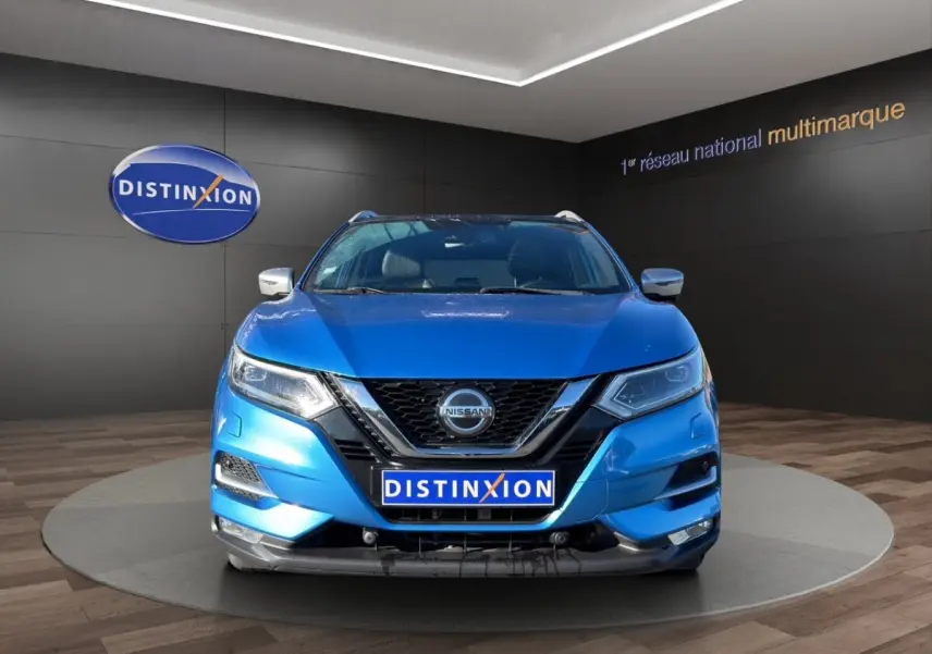 Vue frontale d'un Nissan Qashqai bleu 2018 avec calandre noire et logo Nissan bien visible.