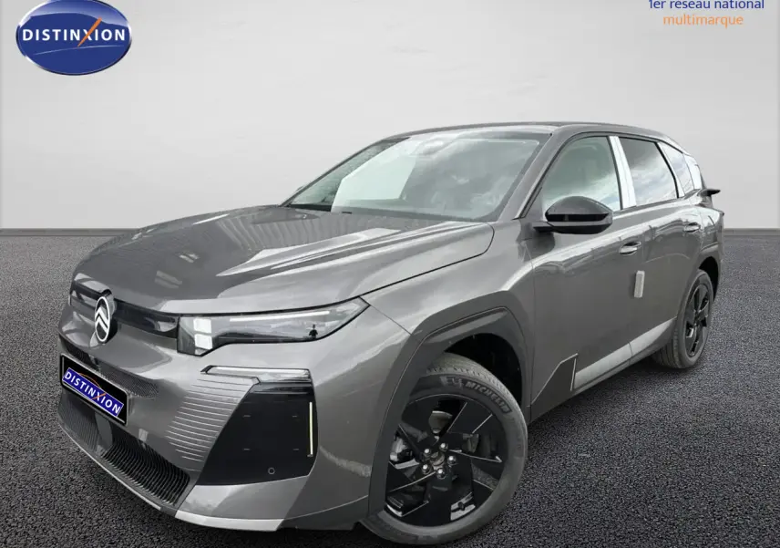 Vue 3/4 avant d'un Citroën C5 Aircross gris platinium avec jantes noires et calandre moderne.