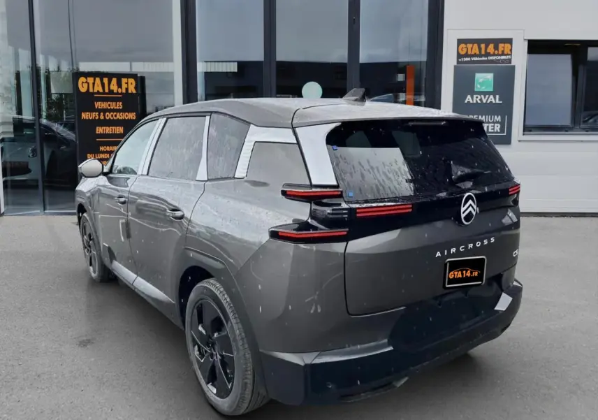 Vue 3/4 arrière droite d'un Citroën C5 Aircross gris platinium avec hayon motorisé et feux LED horizontaux.