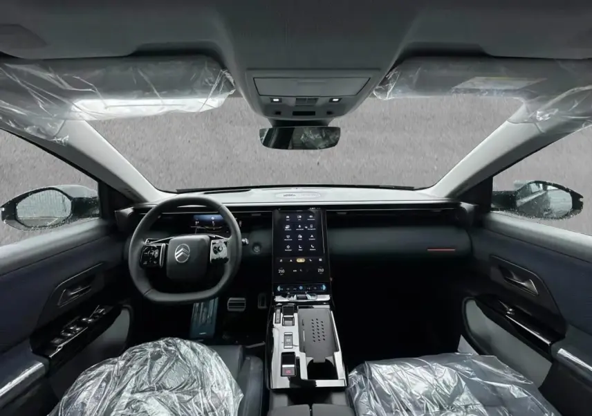Vue intérieure avant du Citroën C5 Aircross gris platinium, avec tableau de bord moderne et écran tactile central vertical.